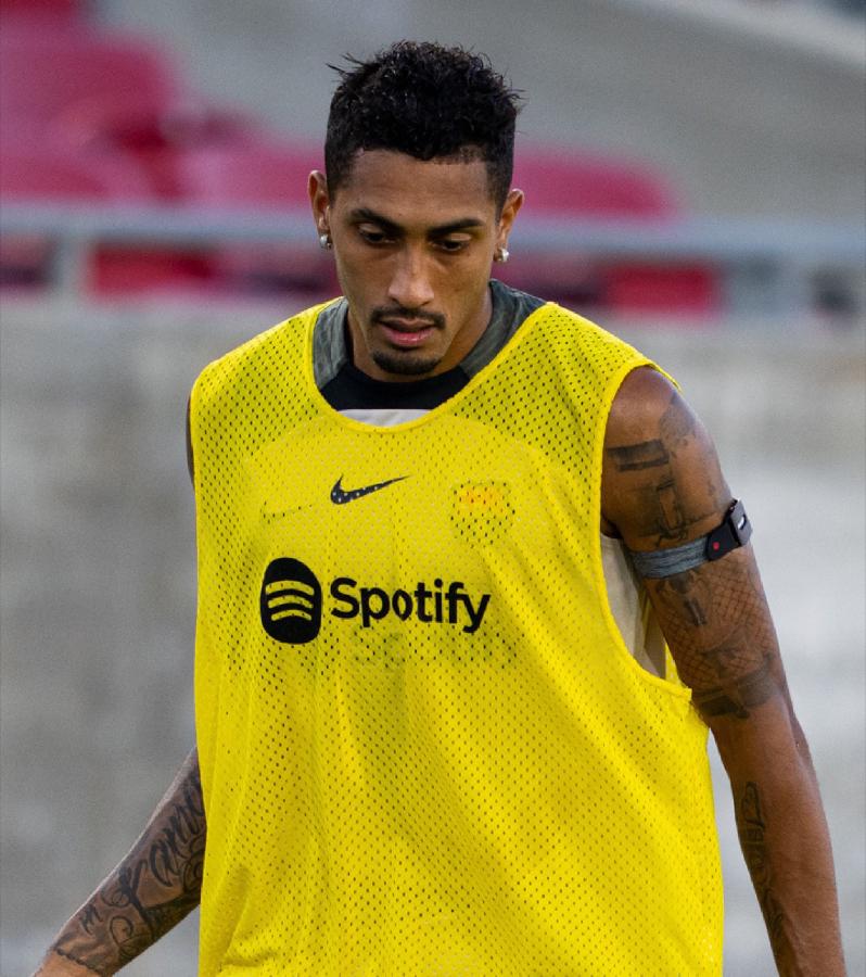 拉菲尼亚巴萨边锋战术角色：右路核心的全面解析