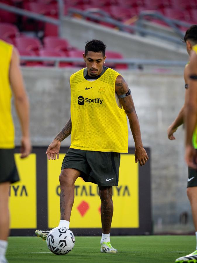 拉菲尼亚领袖气质解析：巴萨更衣室的精神支柱